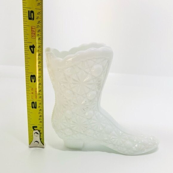 Fenton Milk Glass Daisy‎ Button Boot Set - Picture 11 of 16